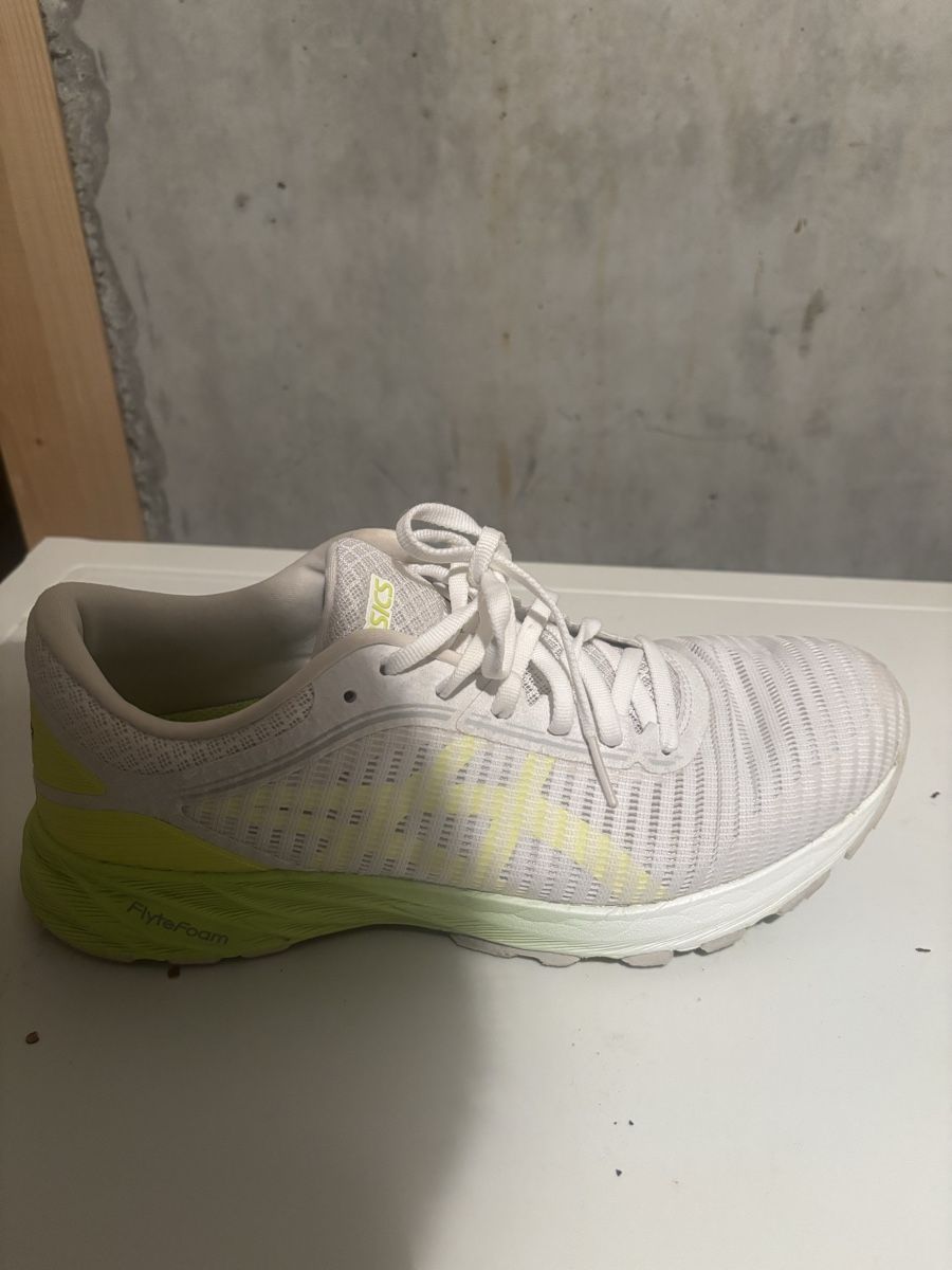 Asics Scarpe da uomo: Chaussures de course Asics blanc jaune taille 42 bon é – Usato da Charrat venduto da Coco_1900