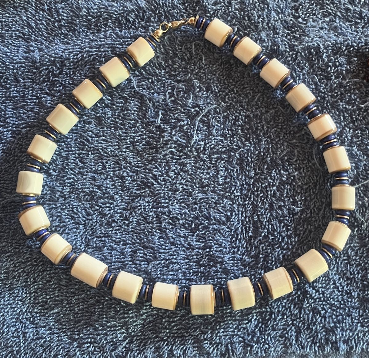 Catenine: Halskette mit blauen Steinchen und Tonperlen – Nuovo e nell'imballaggio originale da Bigenthal venduto da Sammler60