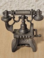 Zinn-Miniaturfigur eines historischen Kurbeltelefons