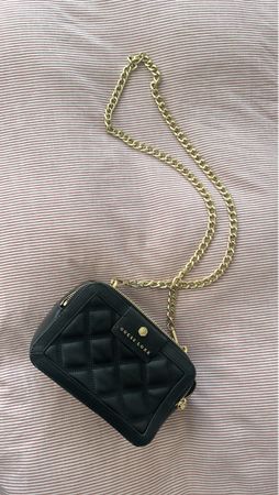 Elegante Guess Luxe Umhängetasche, neuwertig, mit Goldkette