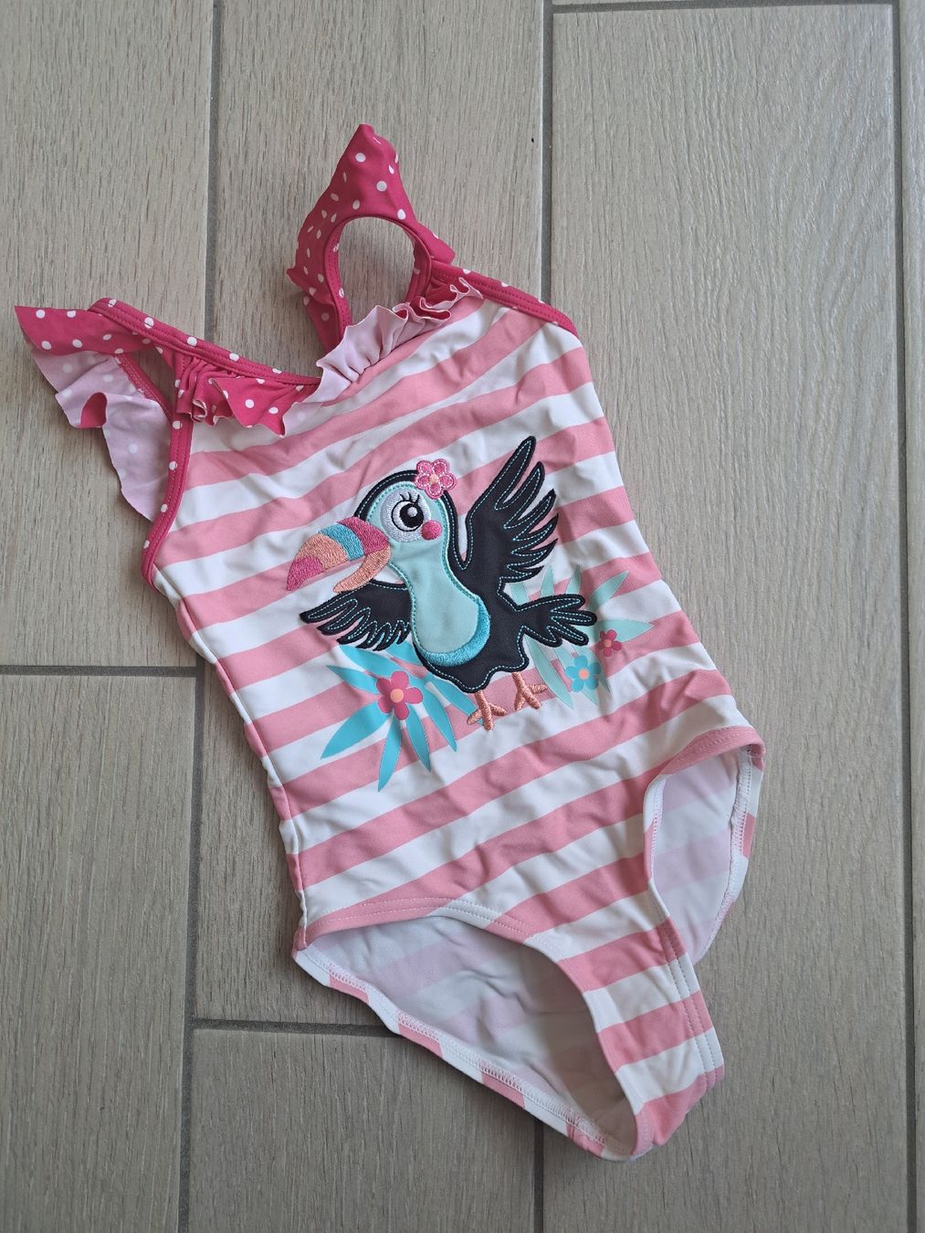 Migros Badekleider & Bikinis: Badeanzug Gr. 98 mit Tukan-Applikation – Gebraucht aus Bergdietikon von Staphylococcus
