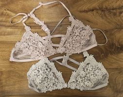Zwei Spitzen Bralettes Pink und Beige Cosabella Größe M
