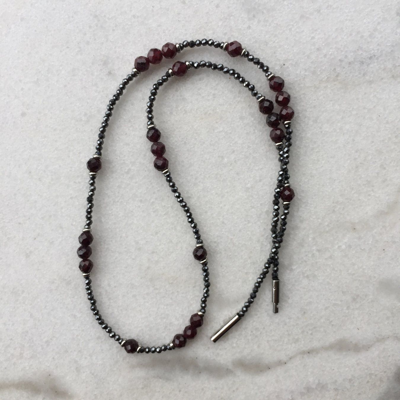 Colliers: Glitzernde Hämatit Kette mit Granat – Neuf avec emballage d'origine à Luzern par Pegasus003 2