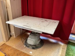 Elektrischer Coiffeurstuhl umfunktioniert als Tisch