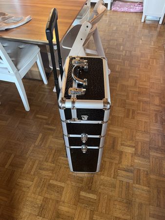 Coiffeur-Trolley (3-stöckig, Krokodil-Optik) mit viel Zubehö
