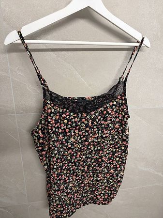 Top mit Blumenmuster