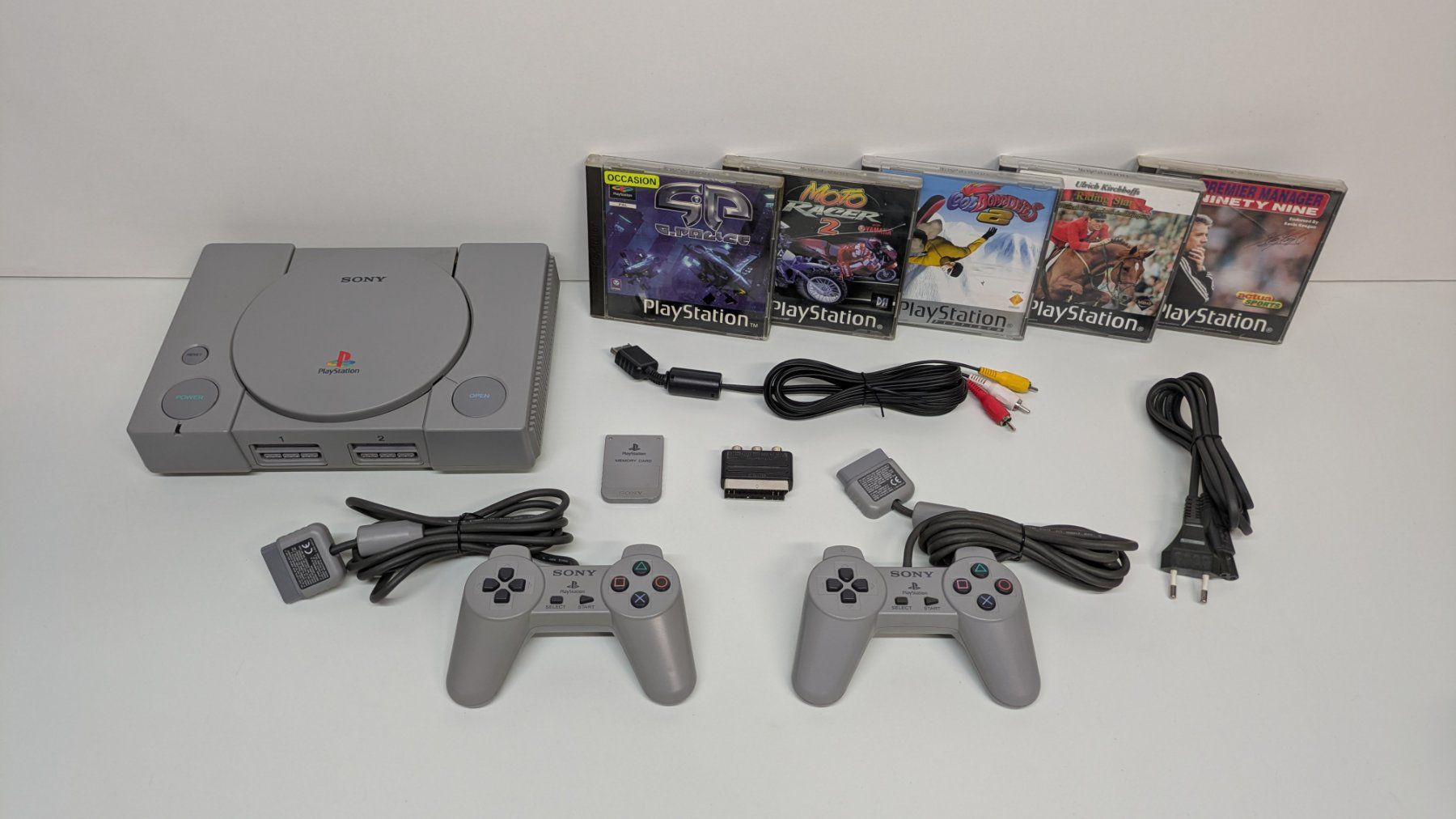 Sony Console: Gepflegte PlayStation 1 mit 2 Controller und 5 Games – Usato da Menziken venduto da mame18