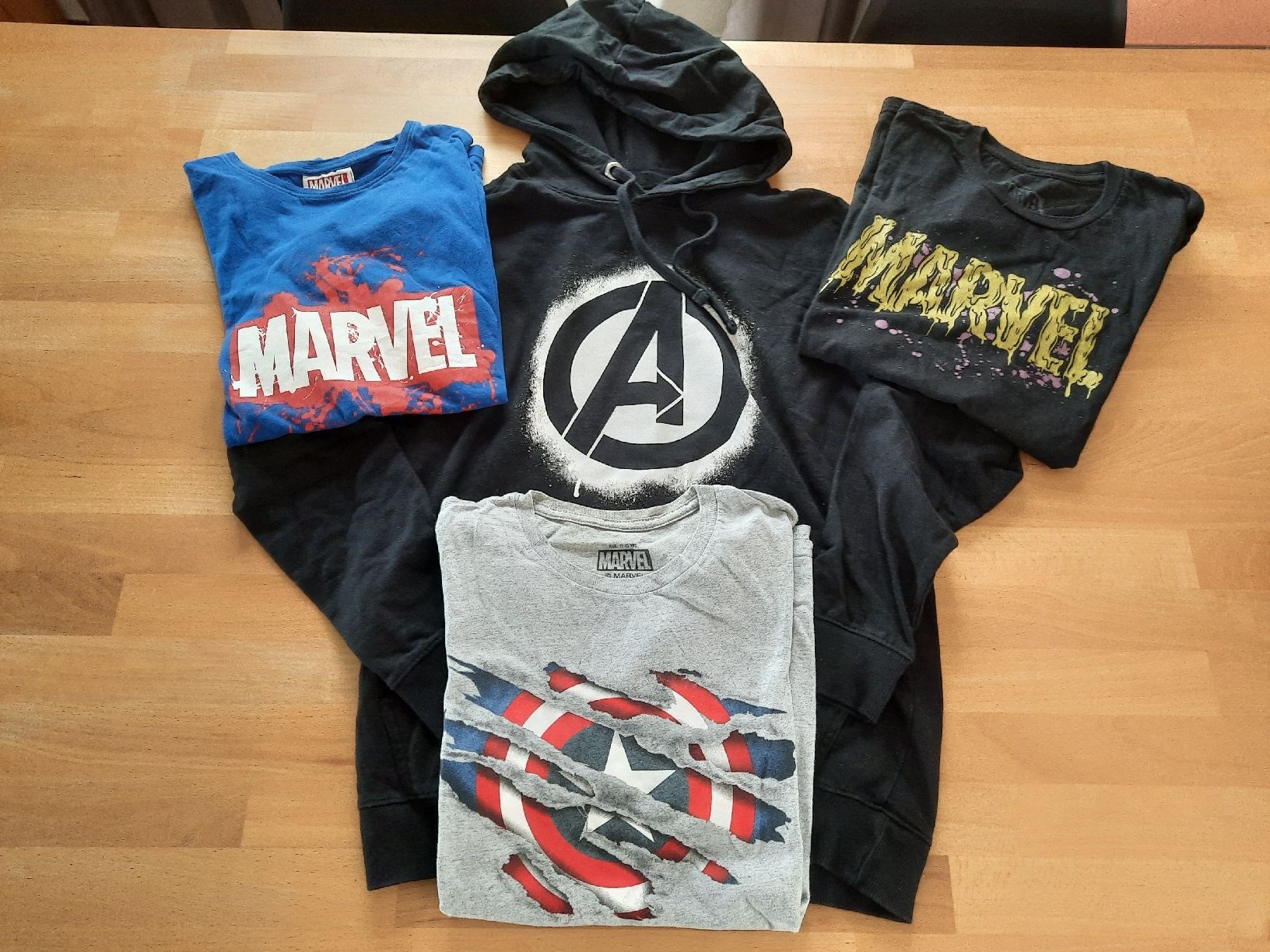 Lotti & Set di vestiti: Marvel T-Shirts & Hoodie Set Gr 158 – Usato da Jonschwil venduto da sonja8472