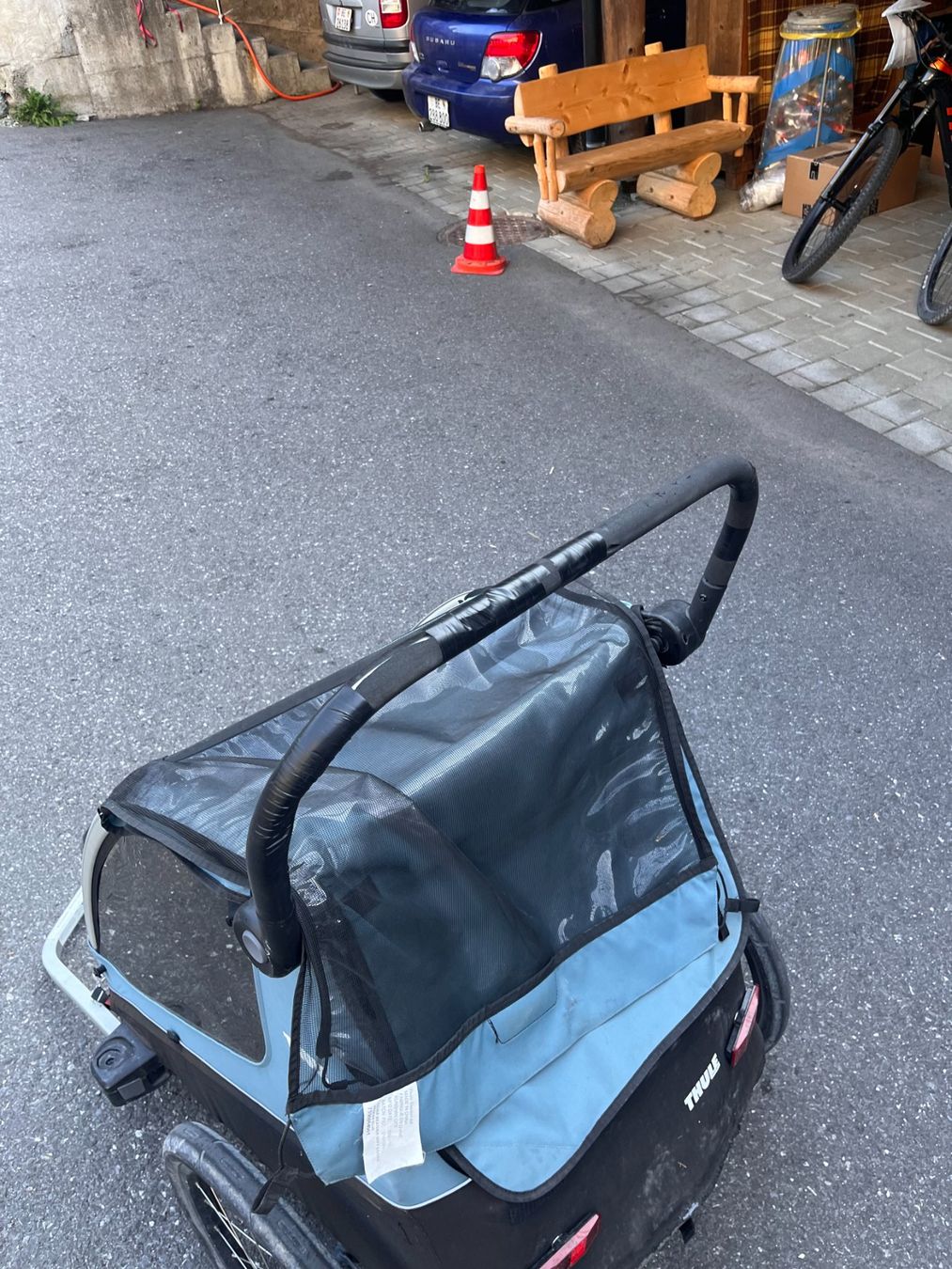 Thule Poussette: Thule Kinderanhänger – D'occasion à Lauterbrunnen par Imboden-Bike 4