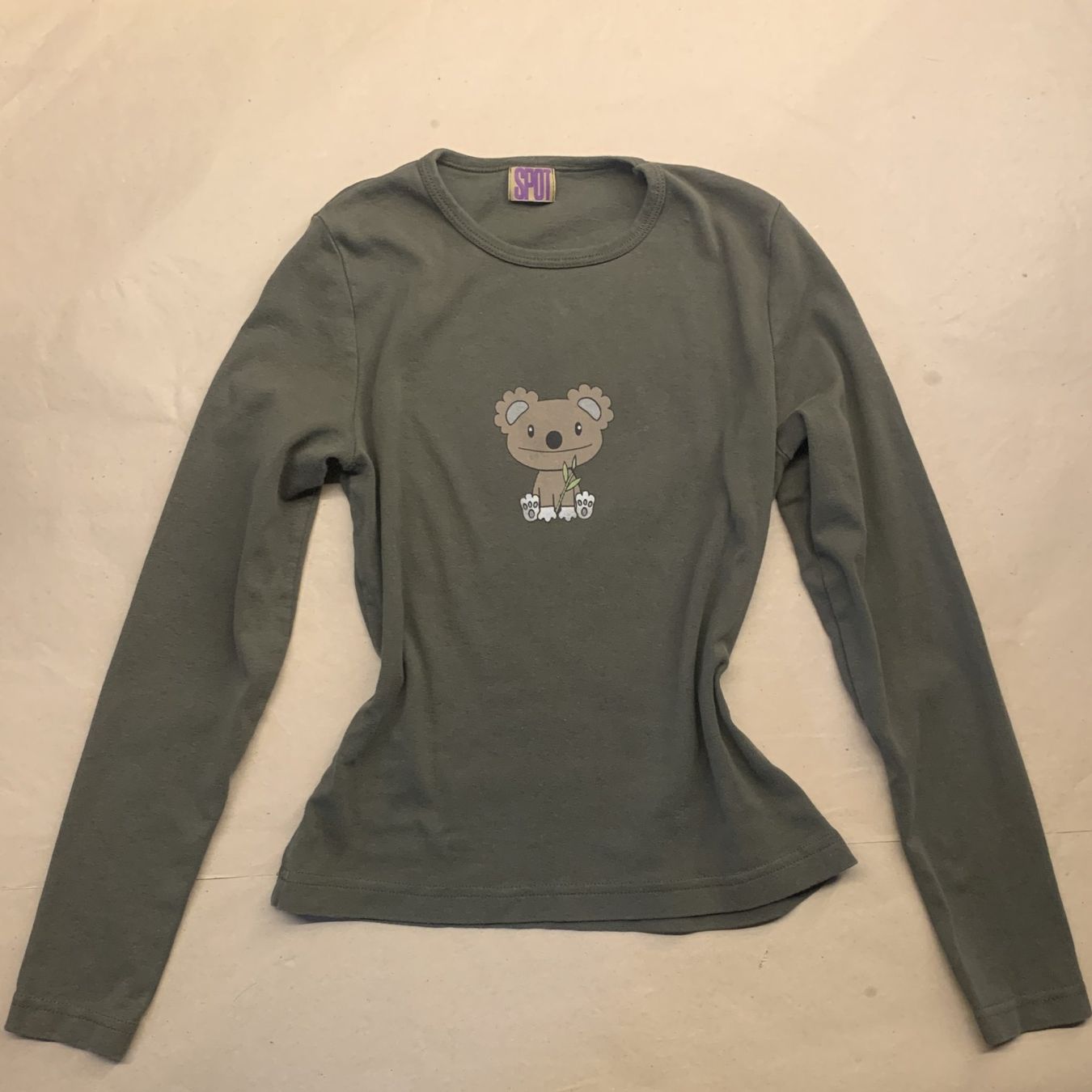 Maglioni & Felpe: Koala-Langarmshirt in Khaki – Usato da Chalais venduto da Decoarts.art