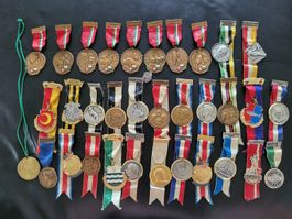 Lot de 33 médailles + 1 broche