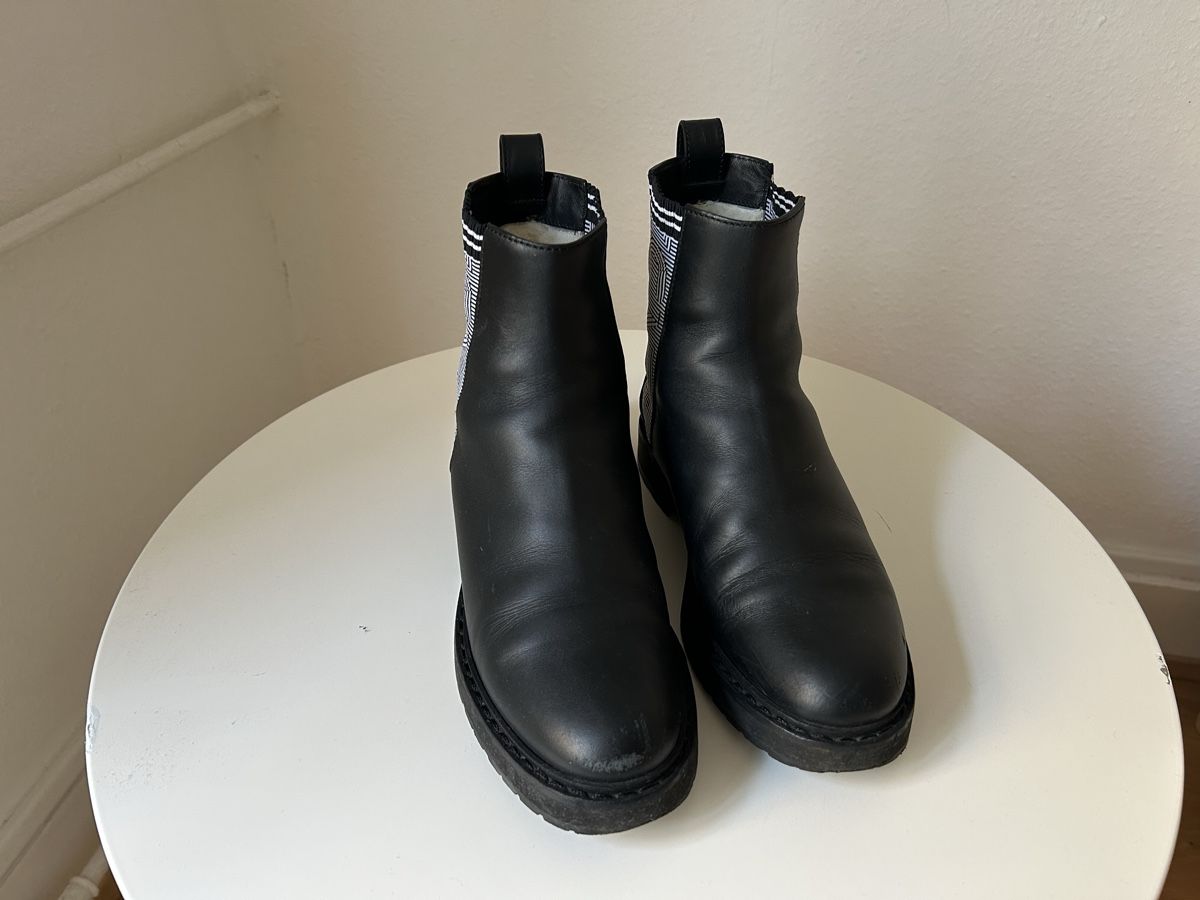 Fendi Scarpe da donna: Fendi Rococo Shearling Boots, Black, EU 36 – Usato da Genève venduto da TreasureChest 3