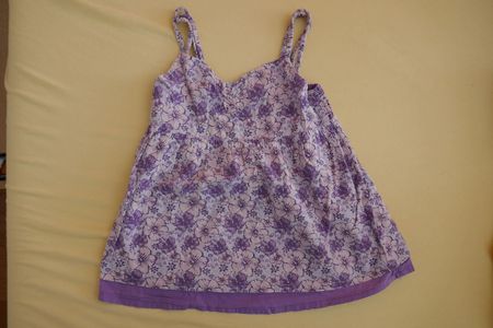 Schmuckes viol. Träger-Shirt, Gr. 122