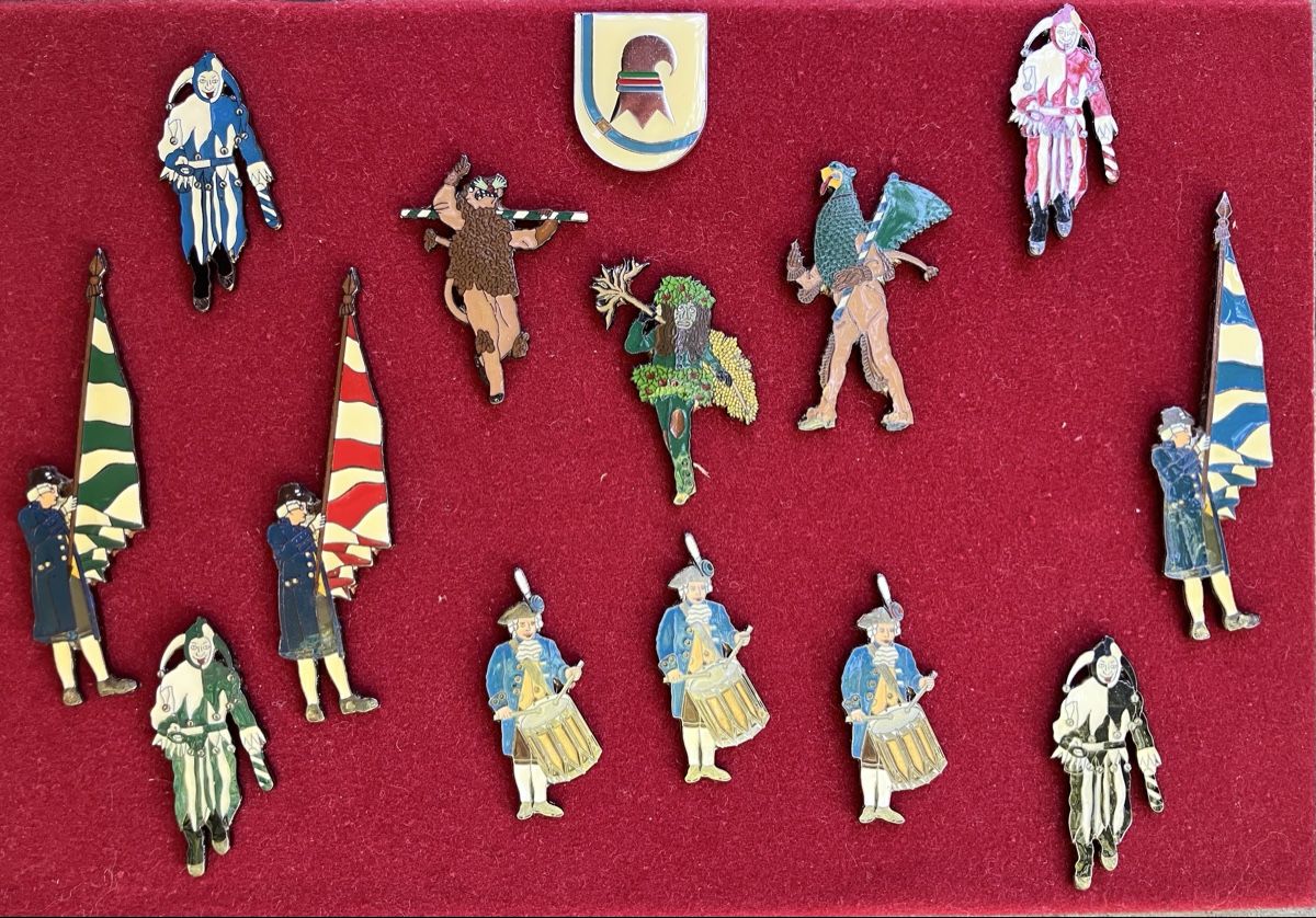Placchette & Badge: Vogel Gryff Pins – Usato da Basel venduto da Moory