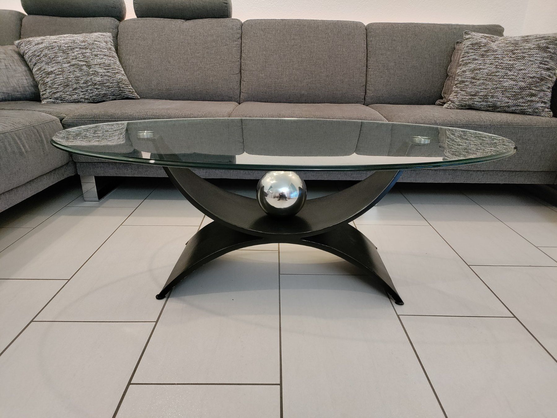 Tables: Moderner Glastisch mit elegantem Design – D'occasion à Oberburg par Stikuma