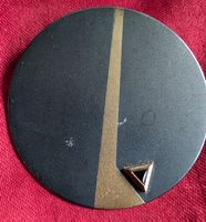 Sterling Brosche, Schwarz/Gold  mit orange-rotem Stein