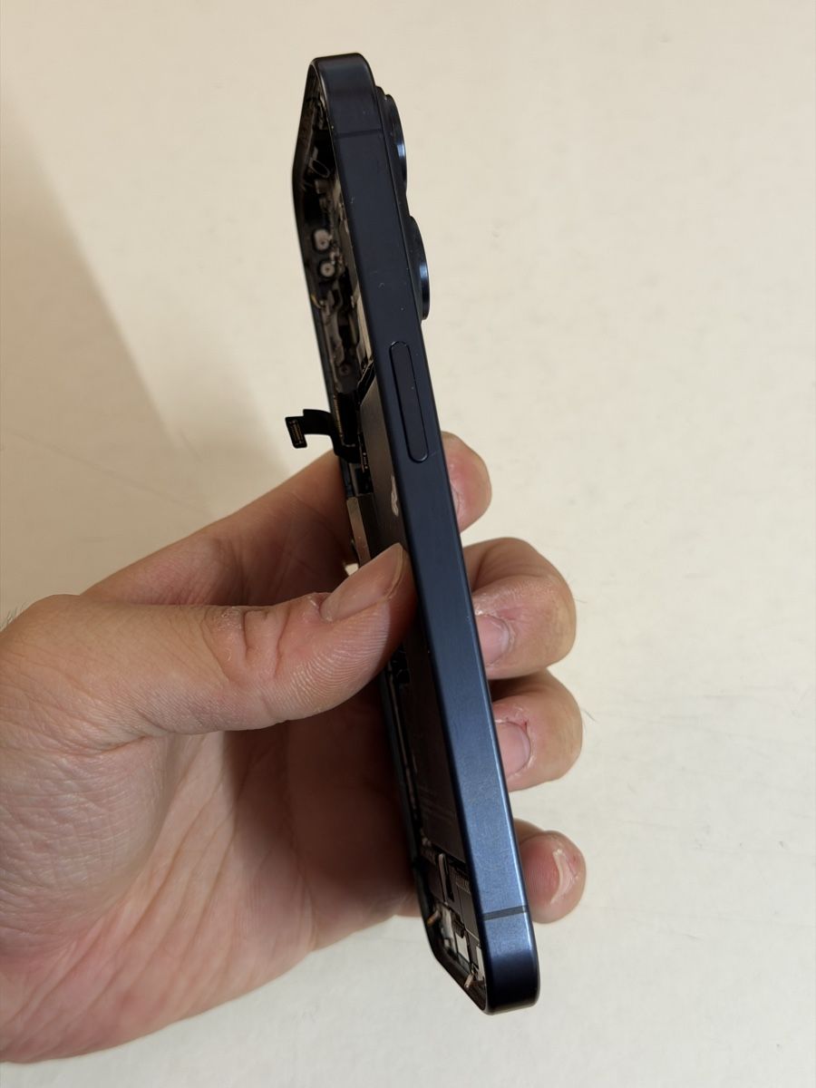 Apple Handys / Smartphones: Komplett iPhone 15 Pro Gehäuse Pulled  – Gebraucht aus Chur von beverlyone 1