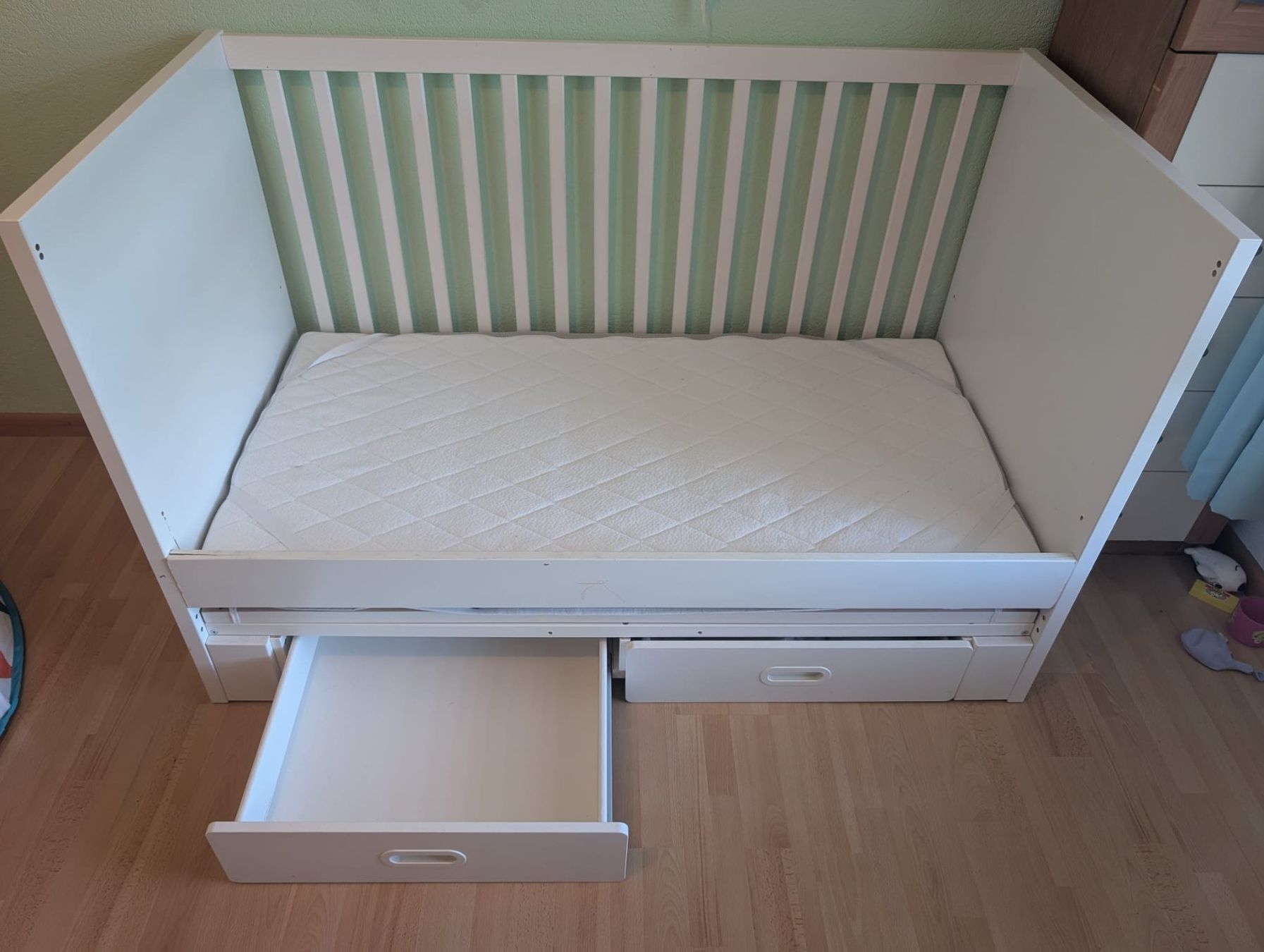 Lits: Babybett Weiss höhenverstellbar mit zwei Gittern – D'occasion à Wahlen b. Laufen par ges_77qq