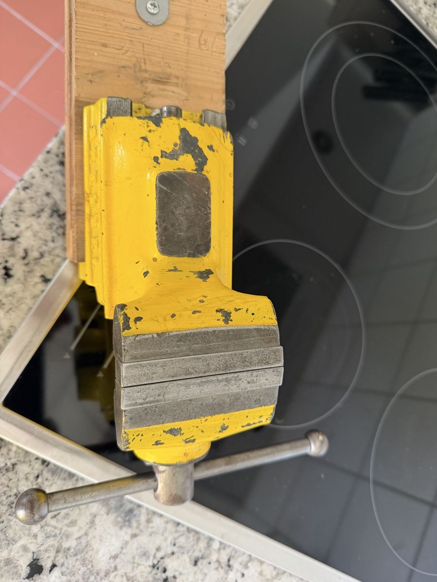 Gressel Tutti gli attrezzi: Gressel Elektrosulzer Schraubstock mit Holzblock gelb – Usato da Zürich venduto da sne.swiss 2