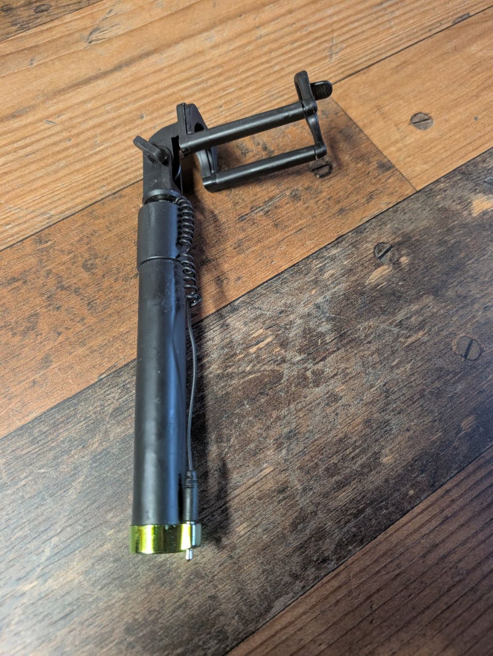 Staffe: Selfie Stick / Stativ mit Kabelauslöser – Usato da Neuenhof venduto da mlw_w98j 1