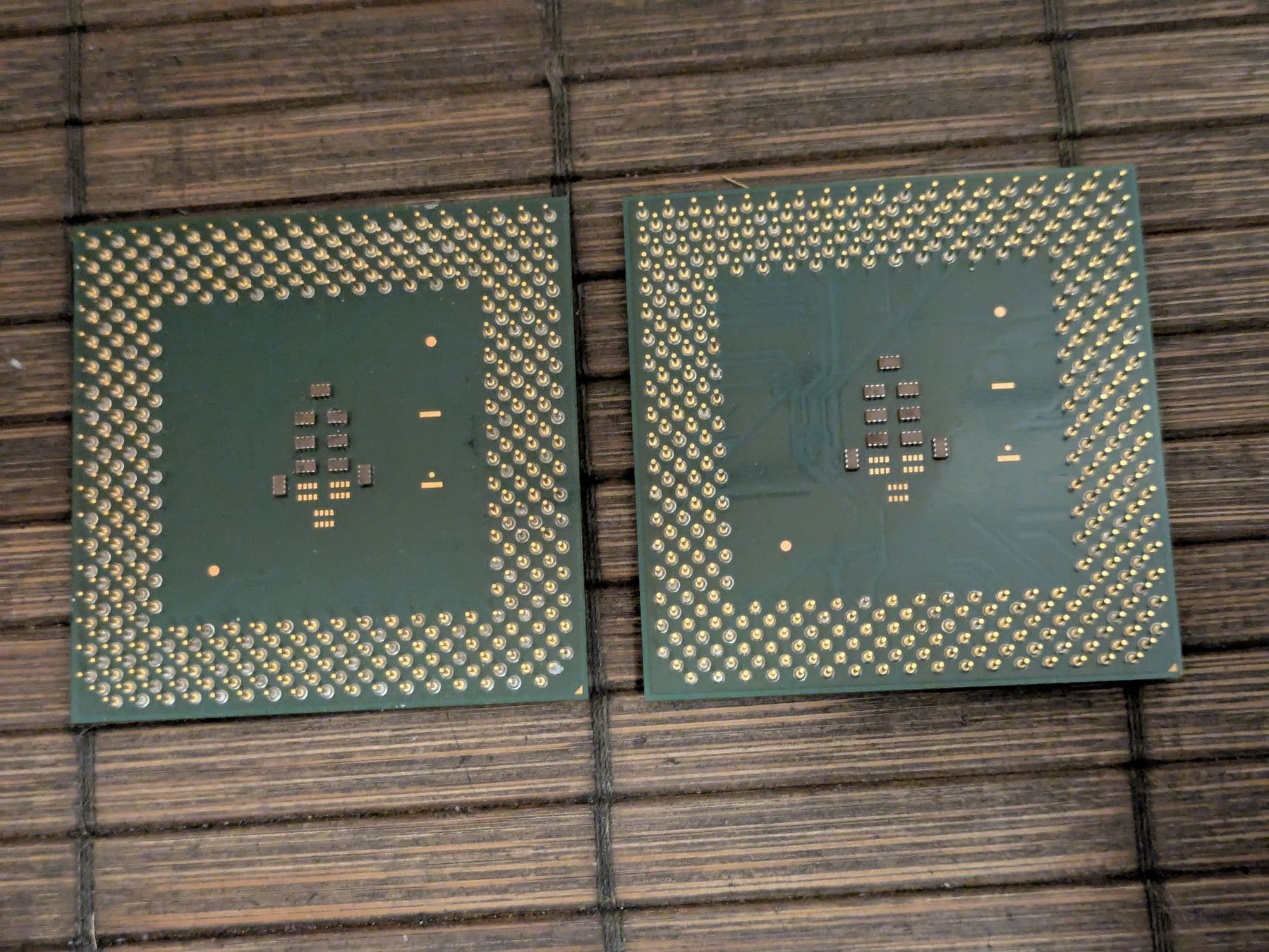 Intel Componenti elettronici: Intel Celeron 1200 + 1300 Socket 370 Tualatin ("Tualeron") – Usato da Châtelaine venduto da Pttn 1