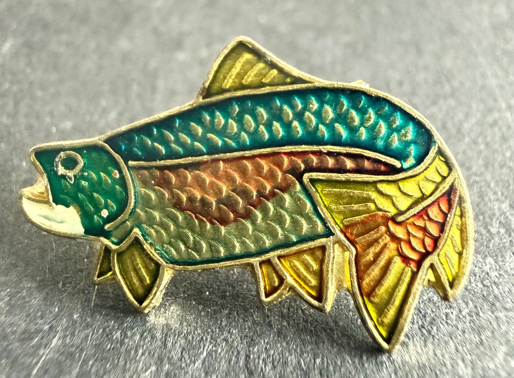 Plaquettes & Badges: Pin’s poisson émaillé doré – D'occasion à Fleurier par jea_j77g