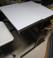 Stabiler Beistelltisch PC-Tisch abzugeben