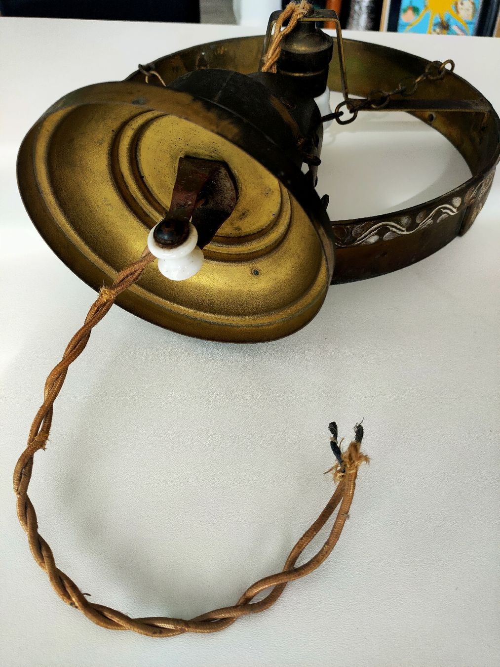 Lampadari & plafoniere: Antike Deckenlampe Kugelglas / Milchglas mit Messingrand, – Usato da Gipf-Oberfrick venduto da minini 6