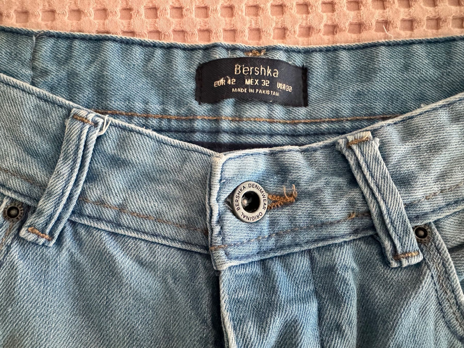Bershka Jeans: Bershka Denim Shorts, destroyed Look – Nuovo (secondo la descrizione) da Au ZH venduto da FMRF 1