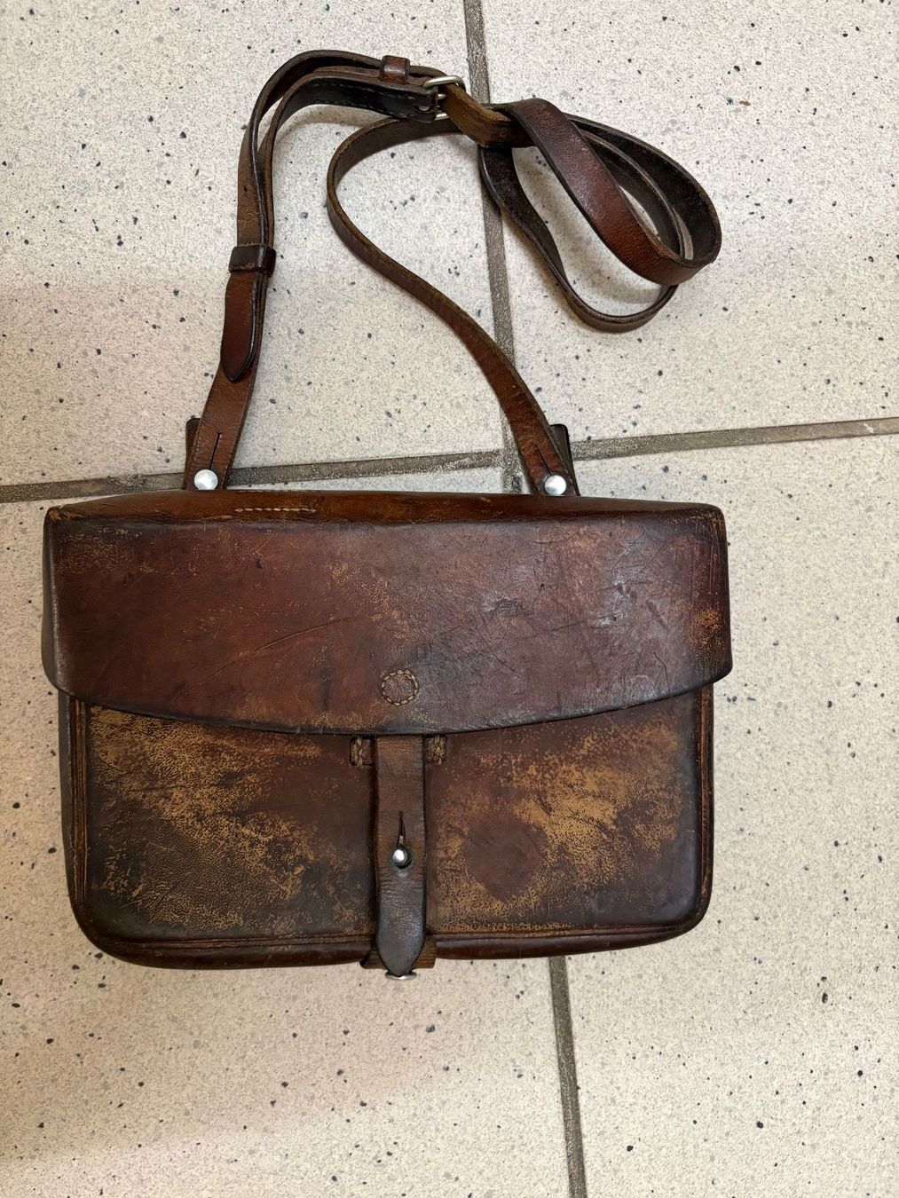 Schweizer Armee Taschen: Robuste Militärtasche aus Leder – Gebraucht aus Arlesheim von Spielmax