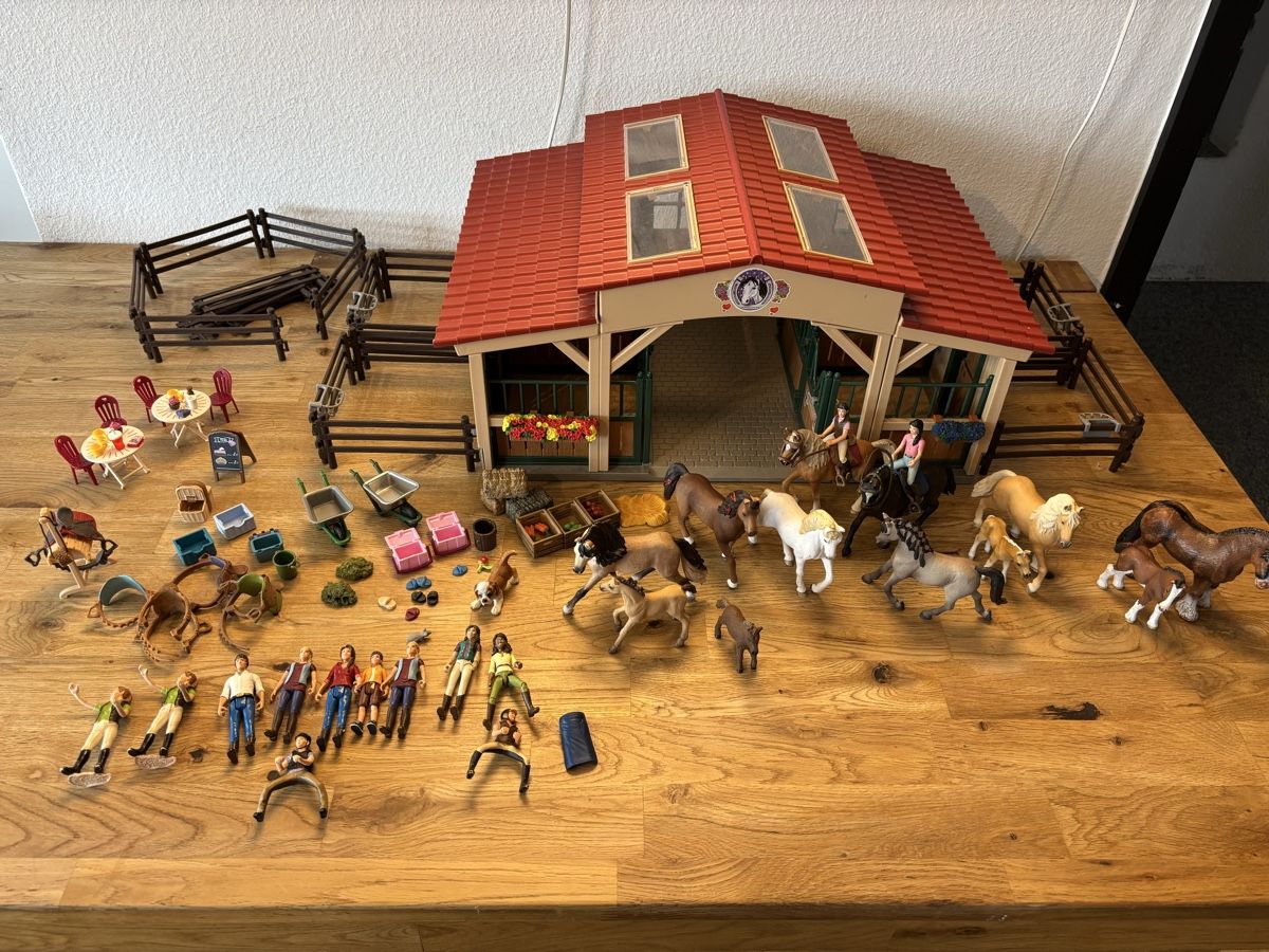 Schleich Spielzeuge: Schleich Pferdestall mit Zubehör  – Gebraucht aus Noflen BE von ManuelaMiro