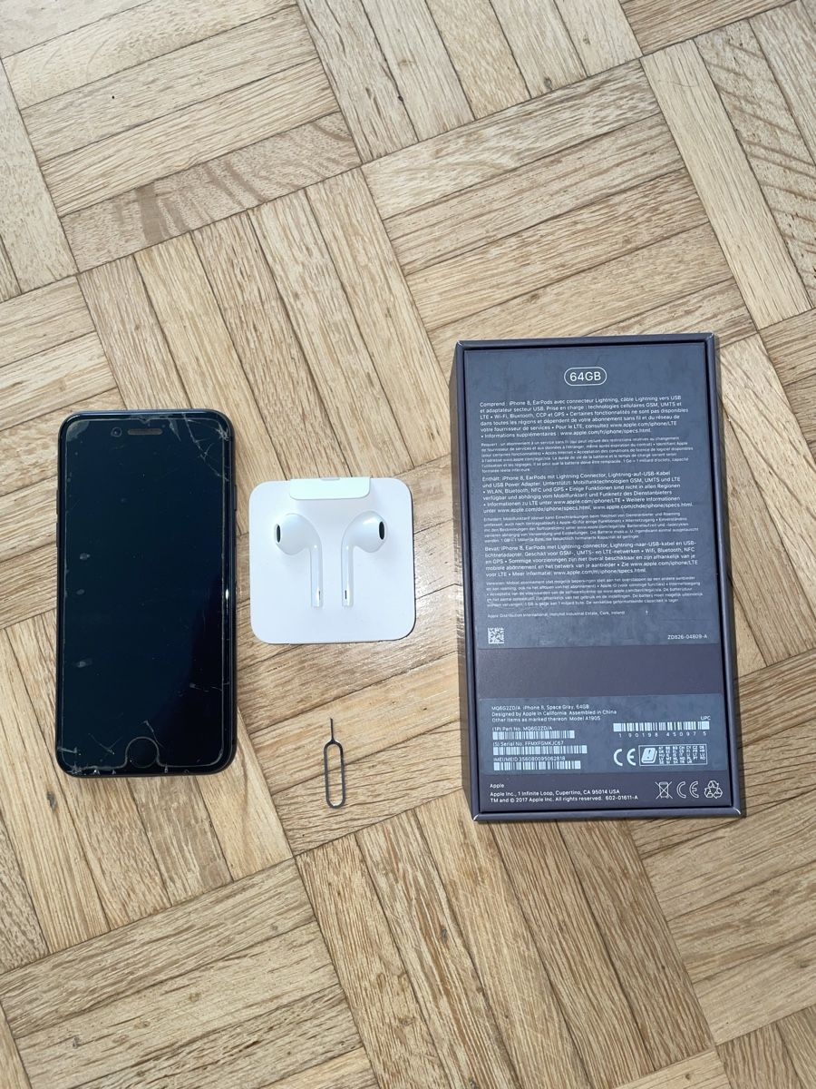 Apple Portables: iPhone 8 64GB mit Zubehoer – D'occasion à Bassersdorf par Patrick_4