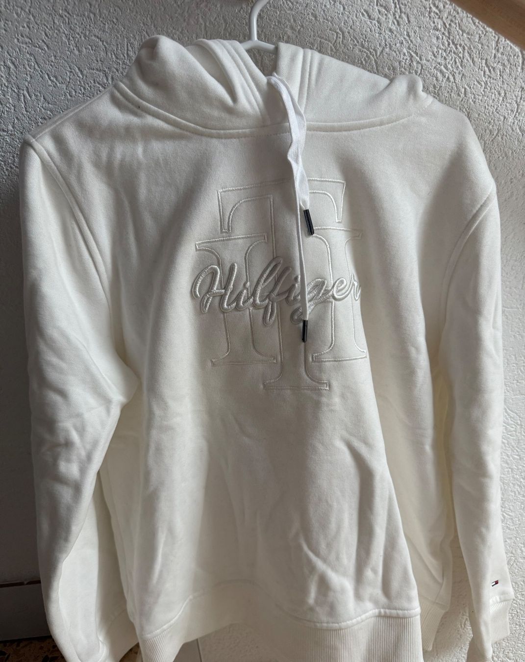 Tommy Hilfiger Maglioni & Felpe: Pull à capuche Tommy Hilfiger – Nuovo (secondo la descrizione) da Fribourg venduto da tania1324