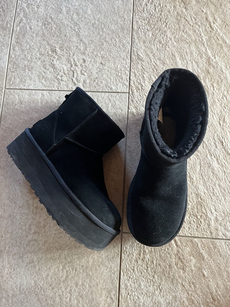 Ugg Damenschuhe: Original UGG Classic Mini Plateau Boots Schwarz, Grösse 40 – Gebraucht aus Wädenswil von Iana32