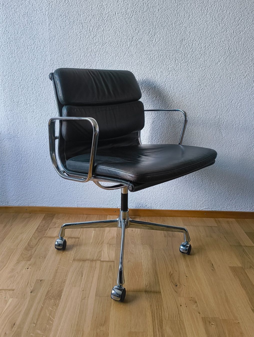 Vitra Chaises: Vitra Eames Softpad Chair auf Rollen – D'occasion à Bäch SZ par Architekt66 1