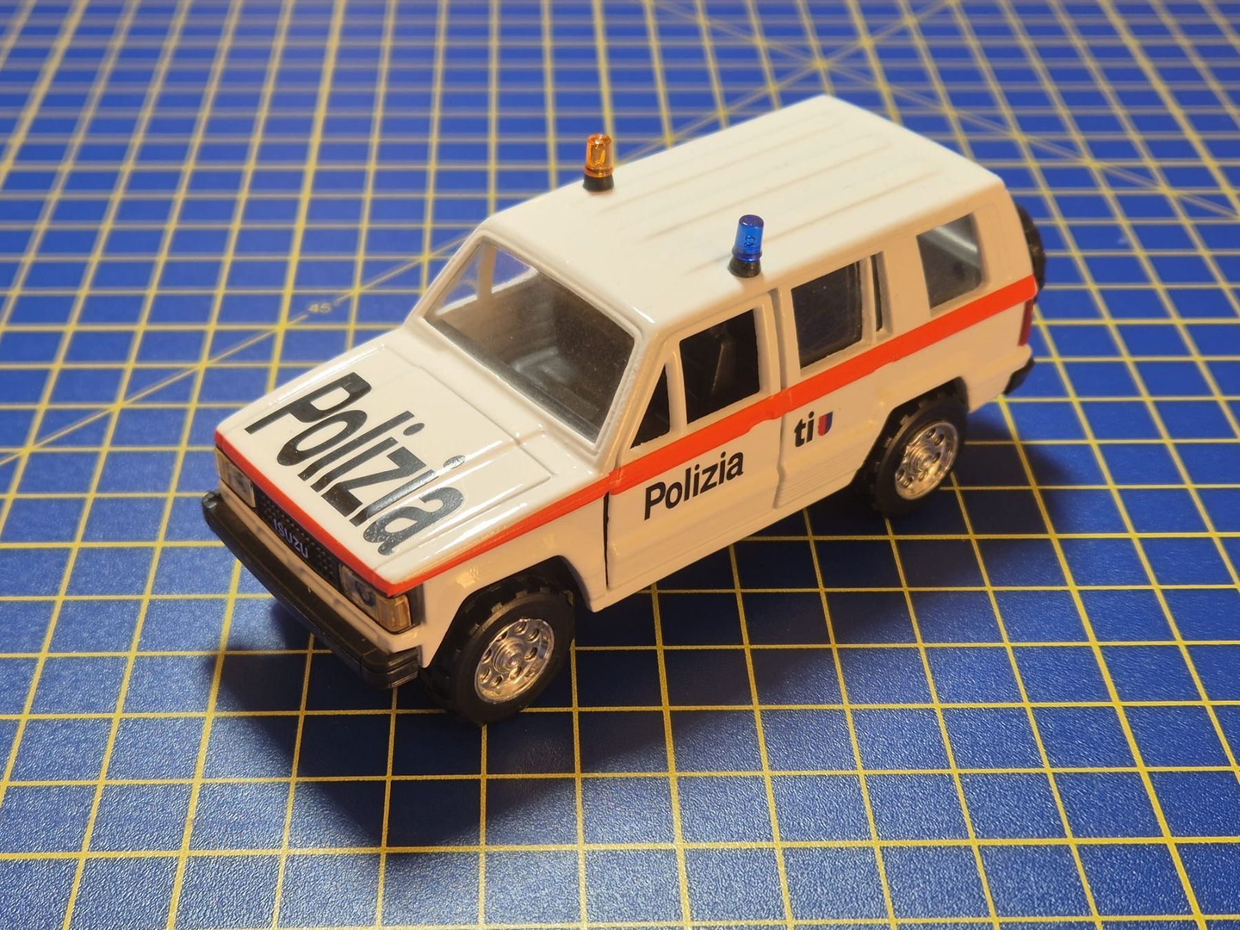 Modellini d'auto: Isuzu Kantonspolizei Tessin 1:43 – Usato da Lachen SZ venduto da myr_qk5y