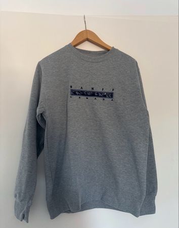 Vintage Pullover Banff Canada
