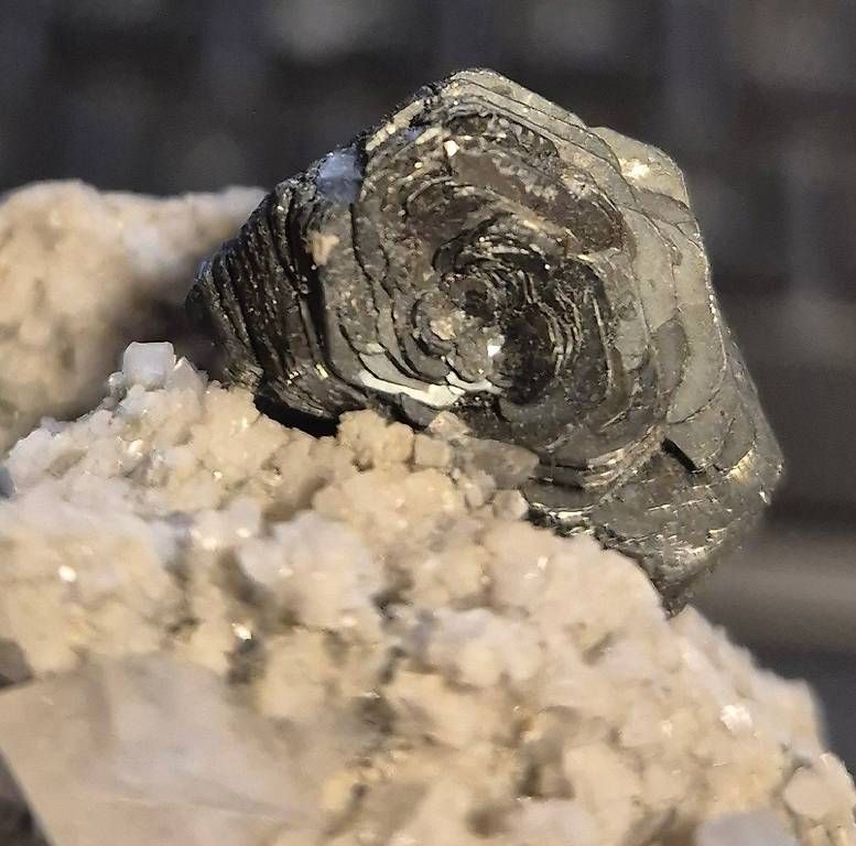 Minerali & Pietre curative: Hämatit-Rose mit Adular - Grimsel, Schweiz  – Usato da Oberwangen b. Bern venduto da sig_5nvk 3