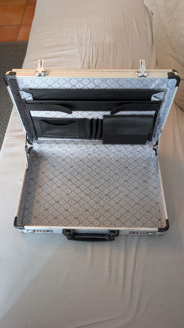 Valigie & Borse: mallette / attaché-case de sécurité en aluminium – Usato da Crans-Montana venduto da Mlrst