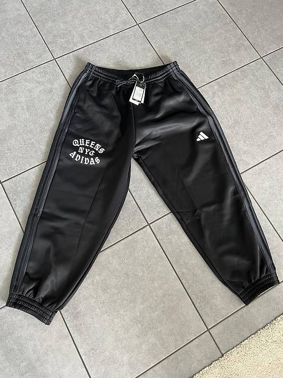 Adidas Hosen: Adidas Trainerhose – Neu (gemäss Beschreibung) aus Wangen ZH von alexia022