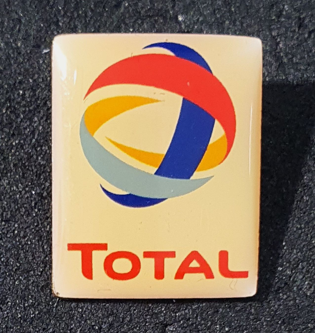 Plaketten & Abzeichen: CC817 - Pin TOTAL  Logo – Gebraucht aus Reinach BL von Boston-Verkauf