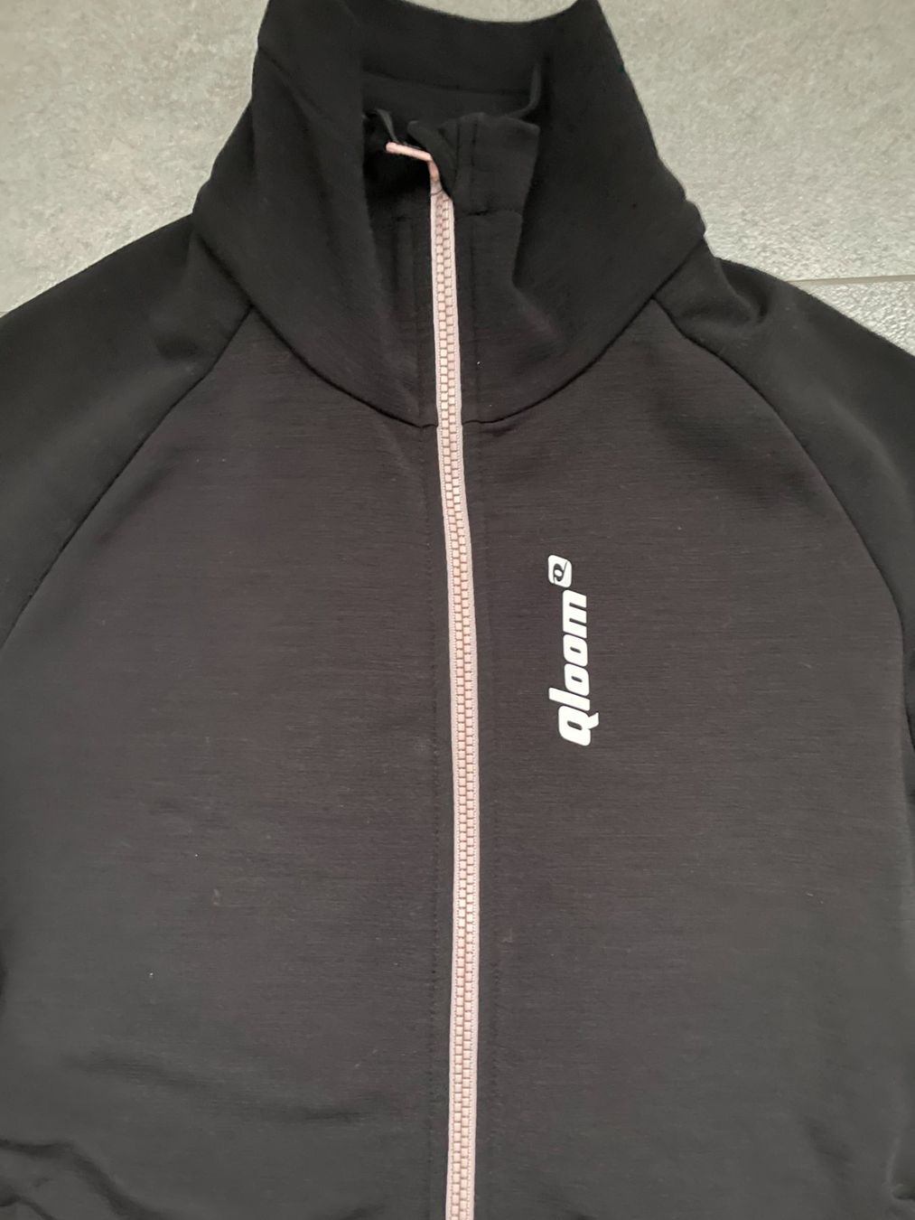 Qloom Vestes: Softshelljacke von Qloom, schwarz, Grösse S – Neuf (Voir description) à Neftenbach par RIB123456 6