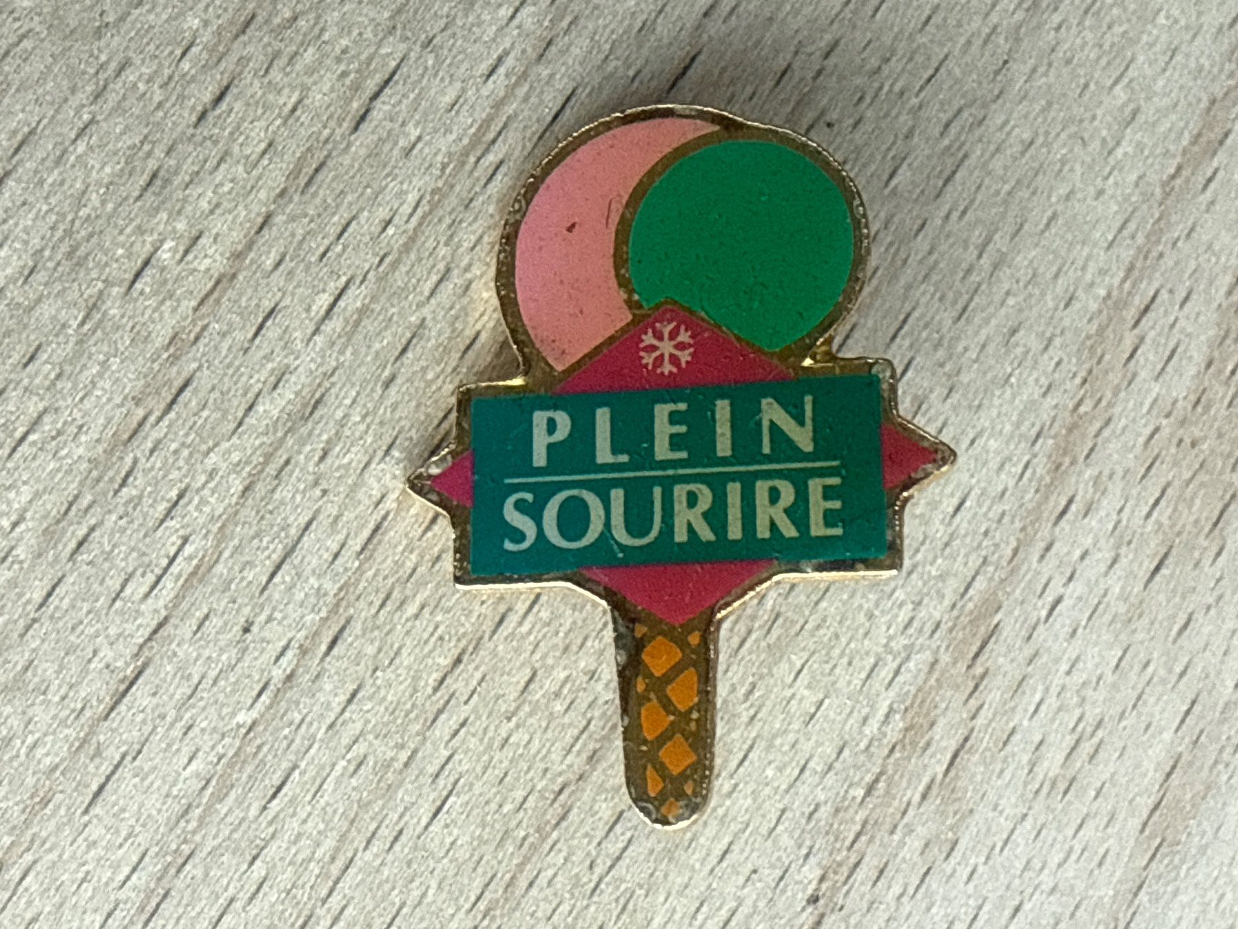 Placchette & Badge: Pin Plein Sourire – Usato da Glattbrugg venduto da Schweigmatt