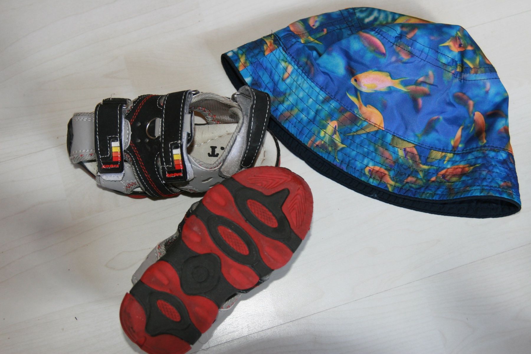Scarpe per ragazzi: Sandalen Gr. 26 und Sommerhut – Usato da Fislisbach venduto da lorgli 3