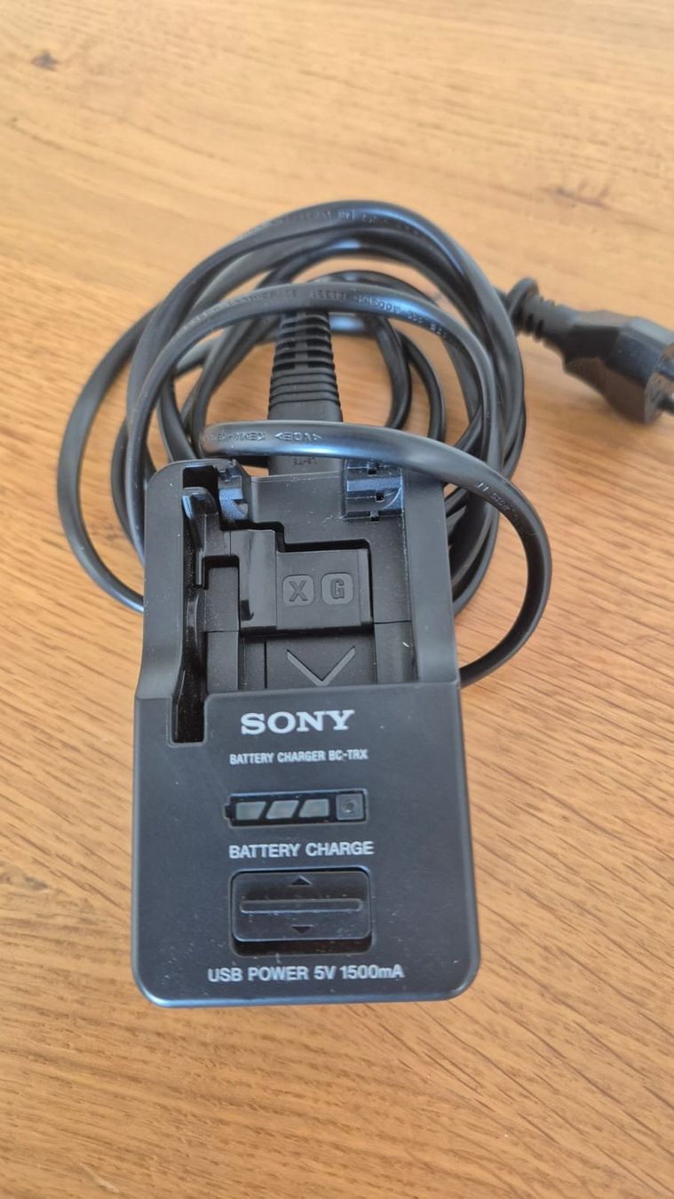 Altri Accessori: Sony Battery Charger BC-TRX – Usato da Meilen venduto da vivi-line