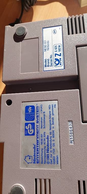 Nintendo Console: Nintendo NES mit 2 Controller und 3 Games – Usato da Steffisburg venduto da THE-NORTH-FACE 2