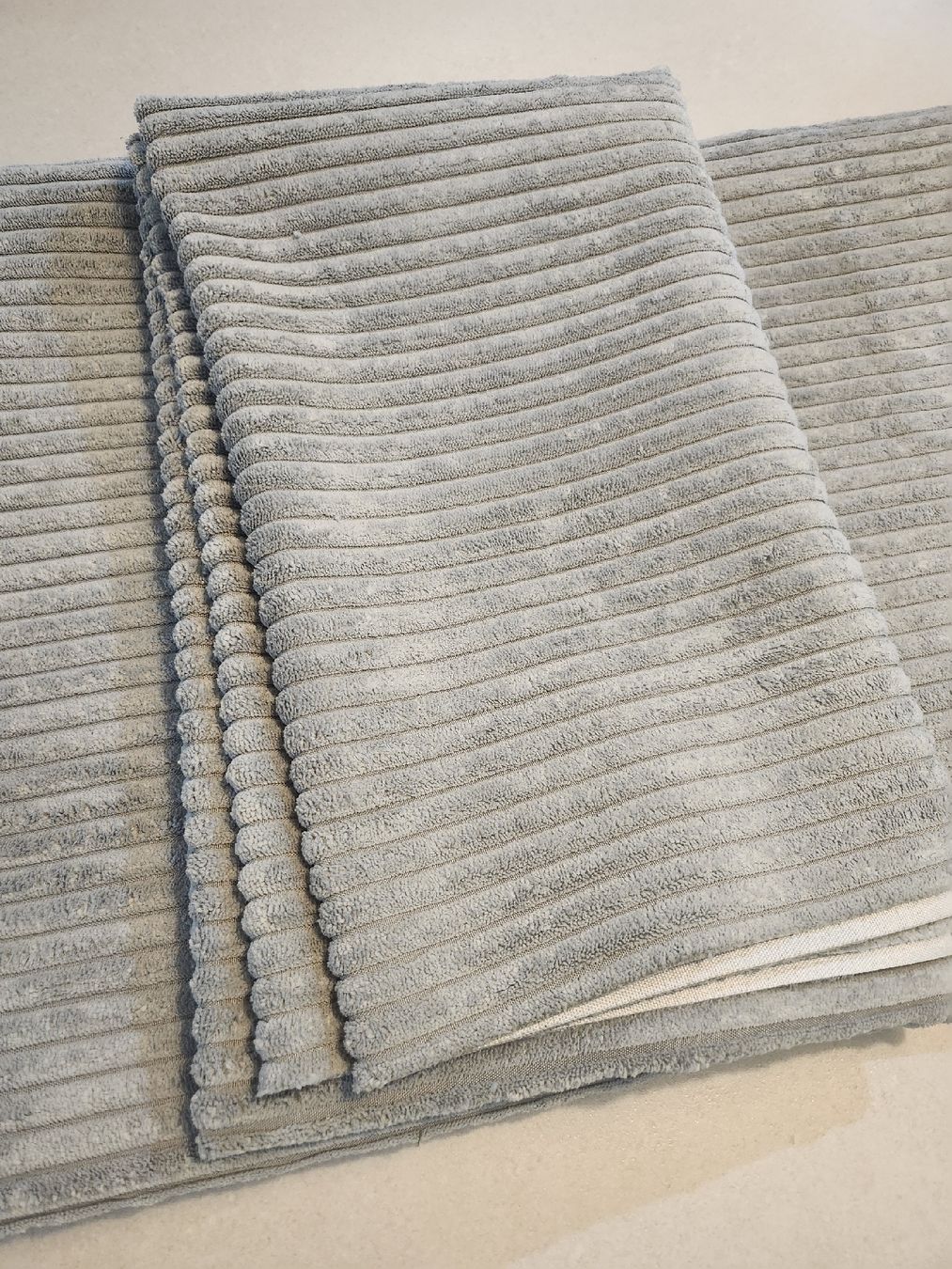 Stoffe: Breit-Cord Möbelstoff Meterware, Aschgrau, 1.42x3.00 m – Neu (gemäss Beschreibung) aus Cham von pichurrita