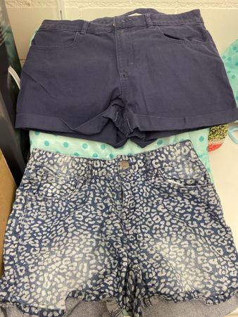 2 Teenie Shorts Gr. 152 & 170 Jeans blau & Leo-Print