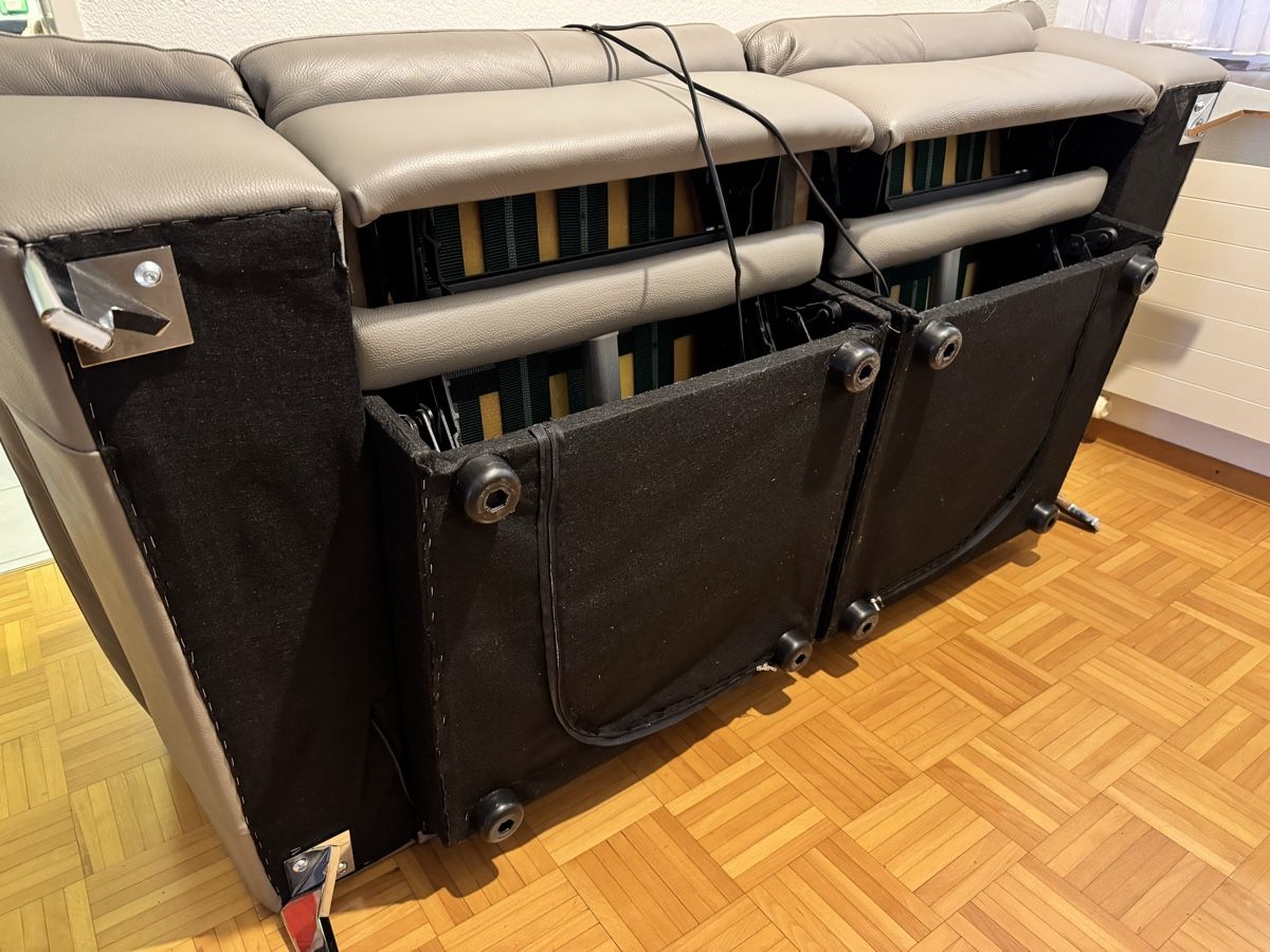 Sofas: Gemütliches 2er Sofa, Leder, Relaxfunktion, Grau, elektrisch – Neuf (Voir description) à Dübendorf par Amar.R 4