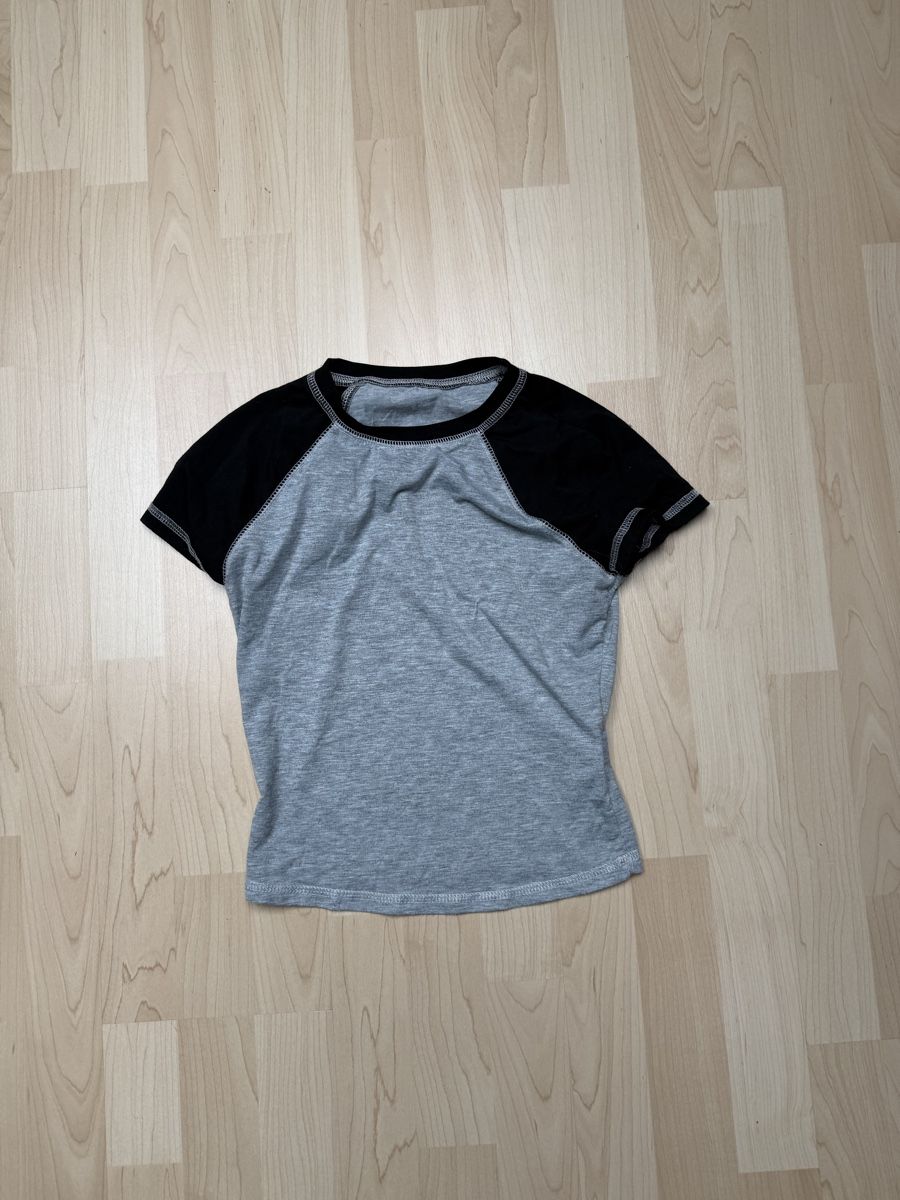 Top: Grey & Black Short Sleeve Top, Great Condition! – Usato da Urdorf venduto da rob_c5wf